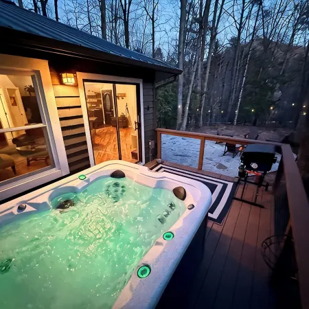 Cozy Elegant Roundhouse Nestled in Woods, 5min from Downtown, with Hot Tub!