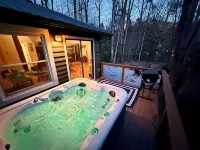Cozy Elegant Roundhouse Nestled in Woods, 5min from Downtown, with Hot Tub! - Chalets
