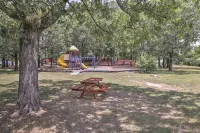 Fairfield Bay Gem w/ pool access and 4 Mi to Lake. - Wifi