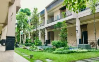 Savita Garden Inn - parkir