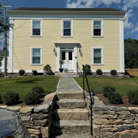 Steps from Downtown Mystic / Newly Renovated Modern Apartment