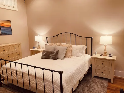 Downtown Getaway with Gated Parking & Two King Size Beds! - 4성급