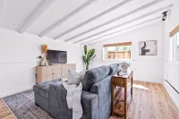 Private, Peaceful Home Away from Home with Courtyard—Sleeps 4! - 3 stjerner
