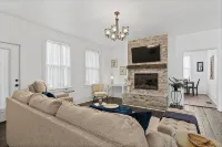 Jefferson Off Main: *4 Beds*King Beds*Walk to Main* 3 Full Bath - 4-Star