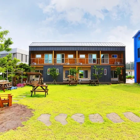 Seogwipo Red Piano Pension Отели рядом с достопримечательностью «Пляж Пёсон»