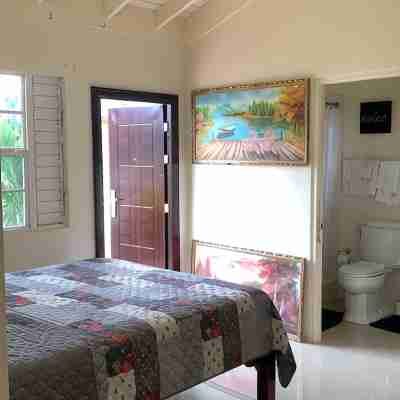 Studio bungalow WiFi/ Hot Water in flourishing Drax Hall Rooms