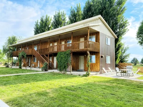 Secluded South Getaway Sleeps 43+ Clubhouse, Reunions, Dinosaur Quarry nearby
