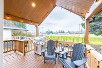 Rainforest Tiny Home Retreat: Rustic Modern