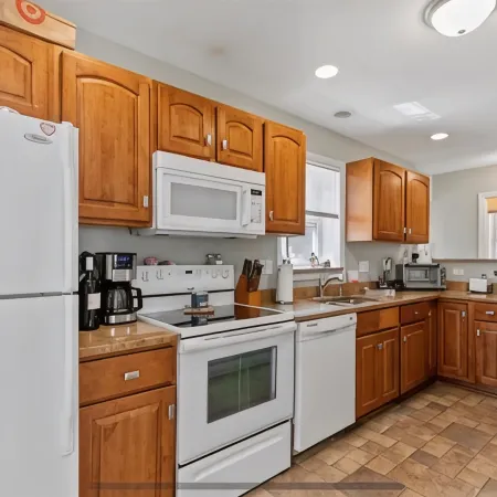 Minutes to Walnut Beach, newly renovated 3 bedroom home