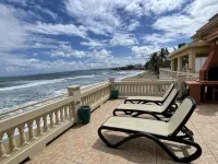 Oceanfront 3 Bdrm House on Surf Beach near Rincon with Private Beach Access 阿瓜達酒店