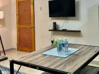 The Hideaway Too - Modern One Bedroom Executive Suite - 5 mins to Mandeville Hotele w: Mandeville