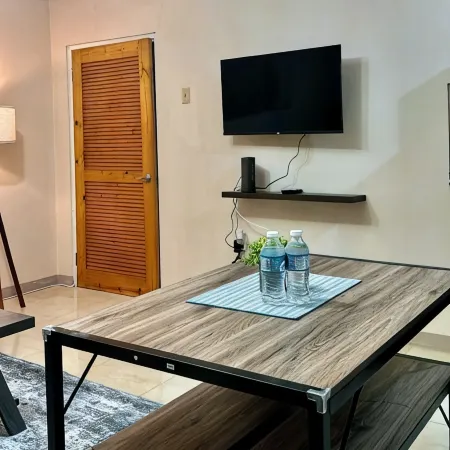 The Hideaway Too - Modern One Bedroom Executive Suite - 5 mins to Mandeville