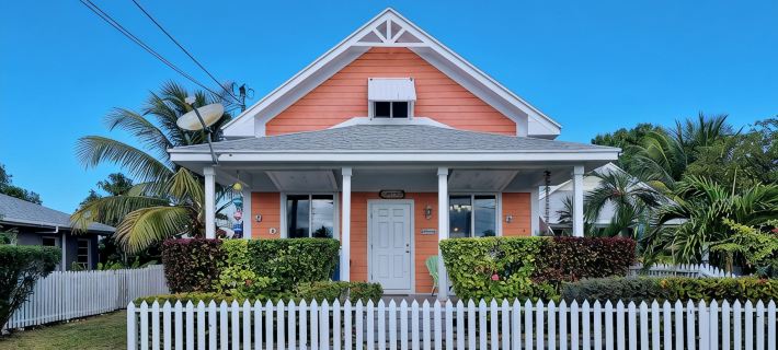 "Sweet Ting" Charming 3-bedroom cottage in Spanish Wells, Just Steps to beach Hotels in Spanish Wells