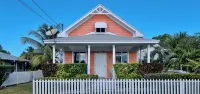 "Sweet Ting" Charming 3-bedroom cottage in Spanish Wells, Just Steps to beach Hotels in 
