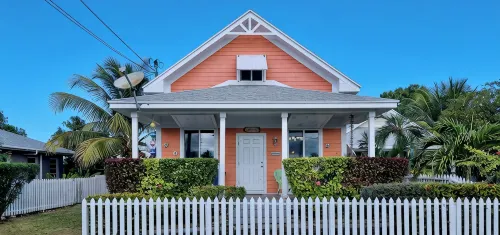 "Sweet Ting" Charming 3-bedroom cottage in Spanish Wells, Just Steps to beach - Homestays