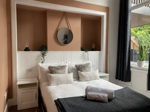 Stunning 2-bed flat with private patio in heart of the west end - พร้อมระเบียง