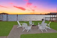 Home on the Lake w/ Pool and Boat Dock - 3 tähden