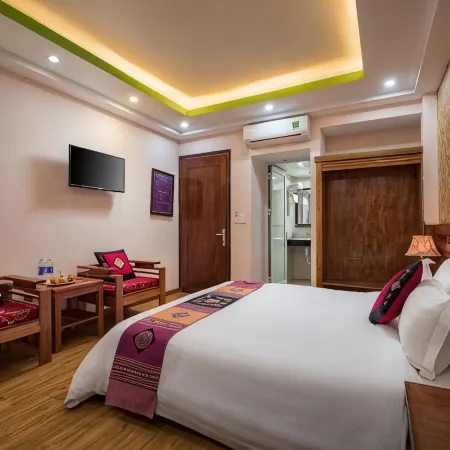 Saparis Station Hostel & Travel