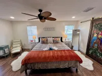 Paradise awaits! Heated pool, huge lanai, outdoor oasis close to downtown Naples - บังกะโล