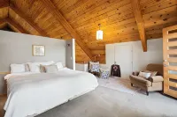 Stunning Repurposed Church, Pet Friendly - 방갈로