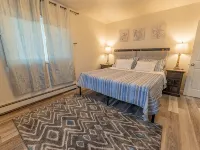 Lake Views, Cozy 2-bedroom condo newly remodeled, downtown Escanaba Hotel di Escanaba