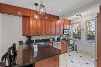 Spacious 1Br on Salem Common l Steps to Downtown l Fenced in Yard + Parking - 4-Star