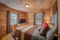 Serenity-A Romantic Secluded Riverfront 1 Level Expansive Log Cabin with Hot-Tub - Chalets