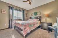 Beautiful 1500+ sq ft cabin with outdoor pool just steps off the patio - Wifi