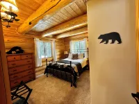 Renovated, roomy, 4BR, private log cabin with rec room, Starlink, views & more… - 3성급