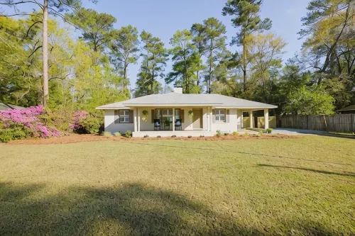 Pet Friendly, Huge Fenced in Yard, Fireplace, Firepit, Near Sgmc & Vsu & Eats - 3-Star