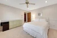 Superb British Colonial holiday home, greenhouse, outdoor deck, tropical garden - balcony