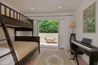 Experience West Beach living, just steps away from Santa Barbara Harbor - Jacuzzi