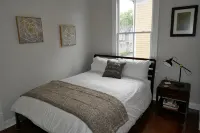 Spacious Home in the Historic District. Sleeps 8. Free Parking - บังกะโล