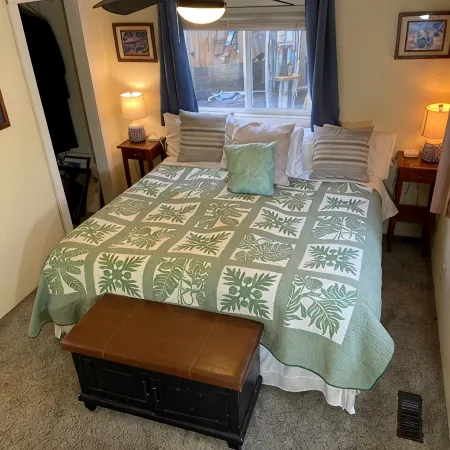 Historic Ohana House - Walk to Downtown Ashland, Hot Tub, Tiki Bar, Pet Friendly