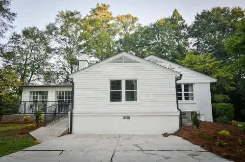 Spacious, Town Square, Theatre Room! 4 bed / 2 bath Private Home on town square