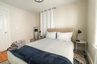 Spacious 3BR - Walk to Downtown Salem, Game Room!<br> - 2つ星