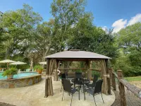 Posada Haus, Rustic Wundercove Cottages -Access to Shared Pool and River - Wi-Fi