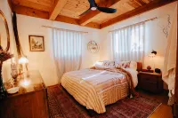 Riverfront! Pet-Friendly A-Frame Cabin - 25min to Sierra @ Tahoe - Chalets