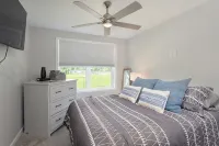 Lakeside Vibe- Brand new - Homestays