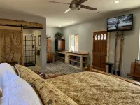 Lovely cottage on horse farm with petting zoo and trails - 4-Star