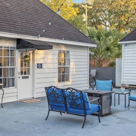 2/1 Historic Carriage House Walking Distance to Downtown