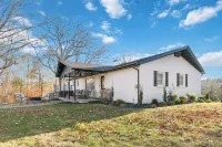 "Cumberland Shoreline Retreat" Waterfront Access, Fun, Hot Tub, Marinas - 4-Star