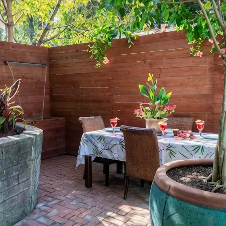 Tropical Hideaway 15 minutes from downtown and beaches!