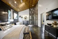 Secluded Luxury Couples Cabin with Hot Tub - 5-Star