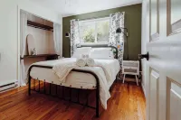 Idyllic Cozy Cottage w/ Deck Overlooking Greenbelt - 20 Mins from Stadiums - บ้านพักหลังเล็ก