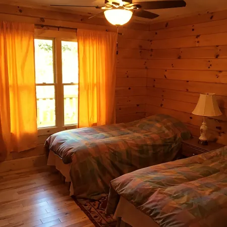 Lovely Log Cabin-15 Min to Asheville! 20 Min to Biltmore! Local breweries abound
