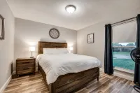 Two Game Rooms with Hot Tub - Homestays