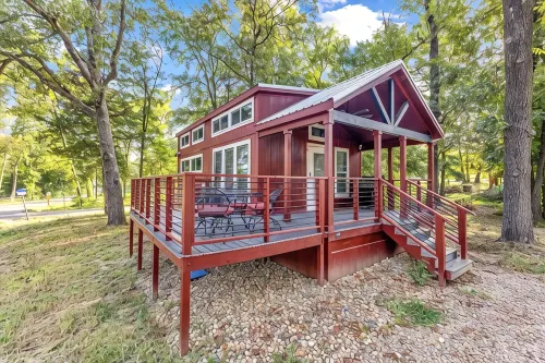 Luxury Tiny Home with private sand beach lake access and Hot Tub - 4-Star