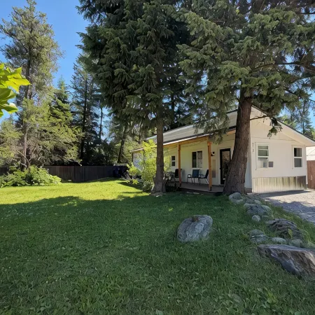 Hidden Gem Super Cute 2-Bedroom Cabin with WiFi, AC, Fire Pit in Hungry Horse