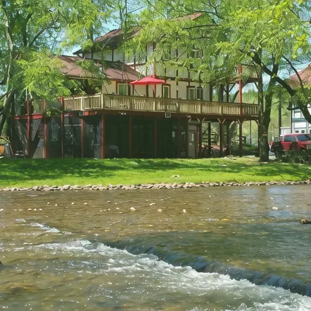 Luxury Chalet On The Chattahoochee River - Short Walk To Downtown Helen